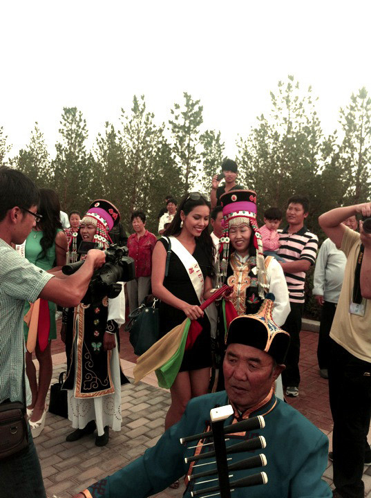 Sau khi tham quan công viên Mẹ Thành Cát Tư Hãn, hôm nay (9/8), Hoàng My sẽ trở về Ordos, tích cực tập luyện chuẩn bị cho đêm chung kết HHTG diễn ra vào ngày 18/8. Sau khi tham quan công viên Mẹ Thành Cát Tư Hãn, hôm nay (9/8), Hoàng My sẽ trở về Ordos, tích cực tập luyện chuẩn bị cho đêm chung kết HHTG diễn ra vào ngày 18/8.