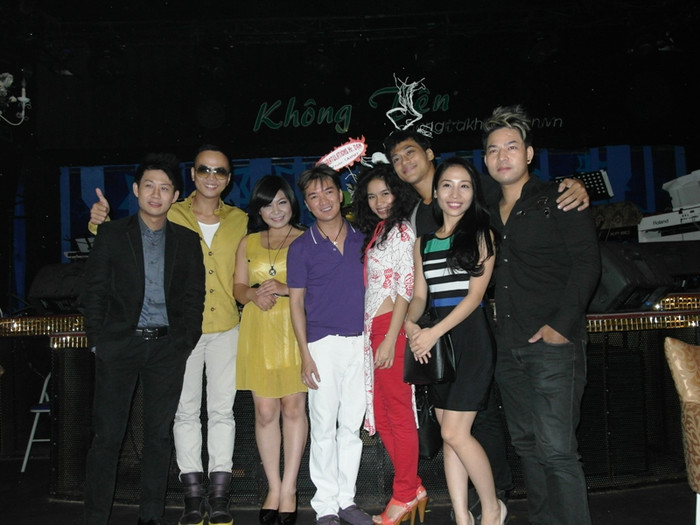 "Chủ soái "và "lính" của đội chống lại đội Hồ Ngọc Hà tại sân chơi The Voice. Đích thân Mr Đàm yêu cầu các thành viên bước ra để chụp bức ảnh kỷ niệm này. "Chủ soái "và "lính" của đội chống lại đội Hồ Ngọc Hà tại sân chơi The Voice. Đích thân Mr Đàm yêu cầu các thành viên bước ra để chụp bức ảnh kỷ niệm này.