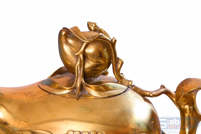 Quả đào nhỏ được ôm sát bằng những cành, lá uốn lượn rất sinh động. Quả đào nhỏ được ôm sát bằng những cành, lá uốn lượn rất sinh động.