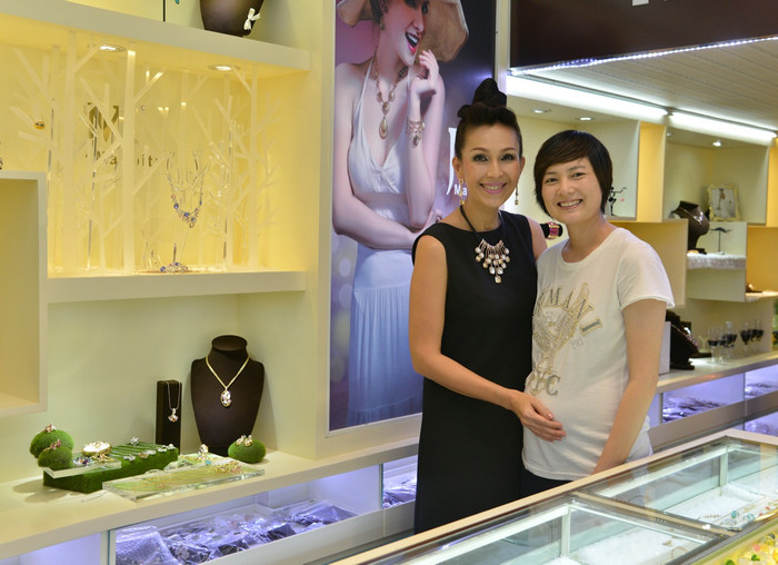 Diễm My gặp Thuý Vinh, liền đưa tay xoa bụng, khen: “Tháng thứ 5 mà trông gọn gàng quá. Mẹ tròn, con vuông em nhé!”. Diễm My gặp Thuý Vinh, liền đưa tay xoa bụng, khen: “Tháng thứ 5 mà trông gọn gàng quá. Mẹ tròn, con vuông em nhé!”.