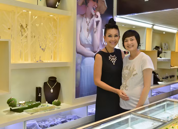 Diễm My gặp Thuý Vinh, liền đưa tay xoa bụng, khen: “Tháng thứ 5 mà trông gọn gàng quá. Mẹ tròn, con vuông em nhé!”.