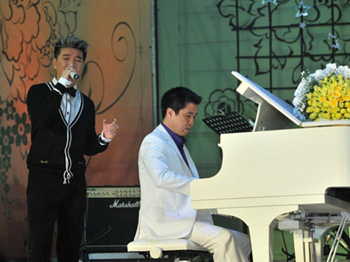 Ca sĩ Hoài Nam đệm đàn piano cho học trò nổi tiếng của mình hát tình khúc Anh còn nợ em. Ca sĩ Hoài Nam đệm đàn piano cho học trò nổi tiếng của mình hát tình khúc Anh còn nợ em.