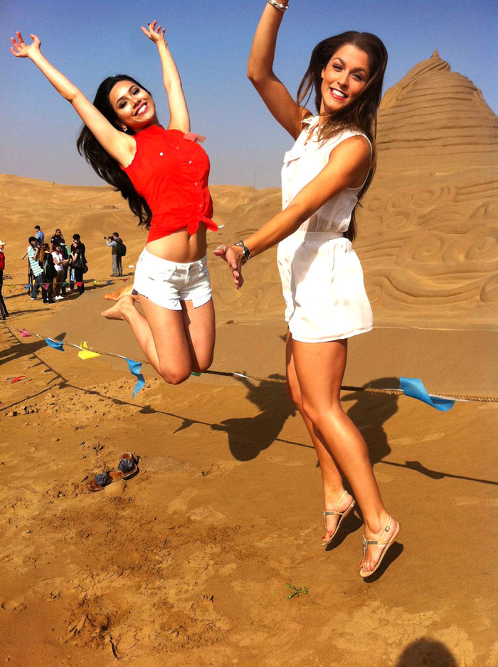 Các người đẹp thích thú dưới ánh nắng gay gắt Các người đẹp thích thú dưới ánh nắng gay gắt