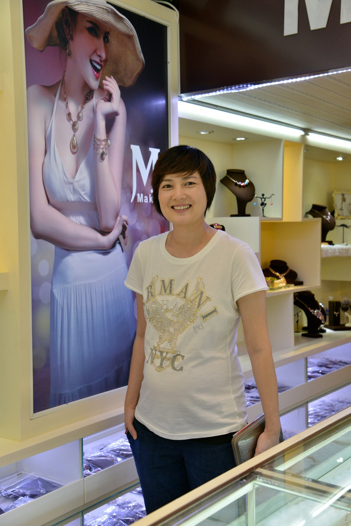 Bước vào cửa hàng nữ trang, Thuý Vinh làm mọi người ngạc nhiên vì bụng bầu gọn gàng, dù thai nhi đã bước sang tháng thứ 5. Bước vào cửa hàng nữ trang, Thuý Vinh làm mọi người ngạc nhiên vì bụng bầu gọn gàng, dù thai nhi đã bước sang tháng thứ 5.