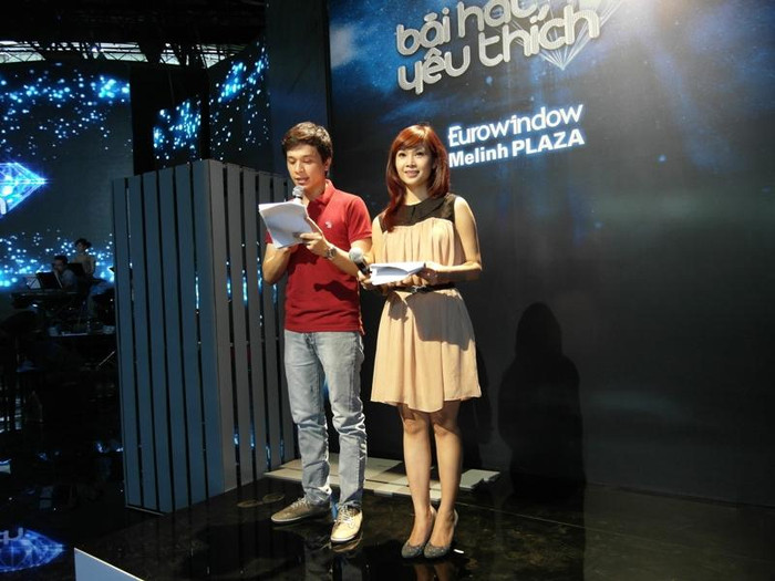 Nhưng tất cả đều vì công việc. Họ là đôi bạn rất ăn nhịp ở sân chơi Bài hát yêu thích. Tuy là buổi tập, nhưng cả hai làm việc nghiêm túc như đang lên sóng truyền hình thực sự. Nhưng tất cả đều vì công việc. Họ là đôi bạn rất ăn nhịp ở sân chơi Bài hát yêu thích. Tuy là buổi tập, nhưng cả hai làm việc nghiêm túc như đang lên sóng truyền hình thực sự.