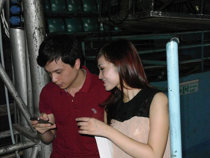 Cô nàng đang nhìn trộm tin nhắn của chàng... Cô nàng đang nhìn trộm tin nhắn của chàng...