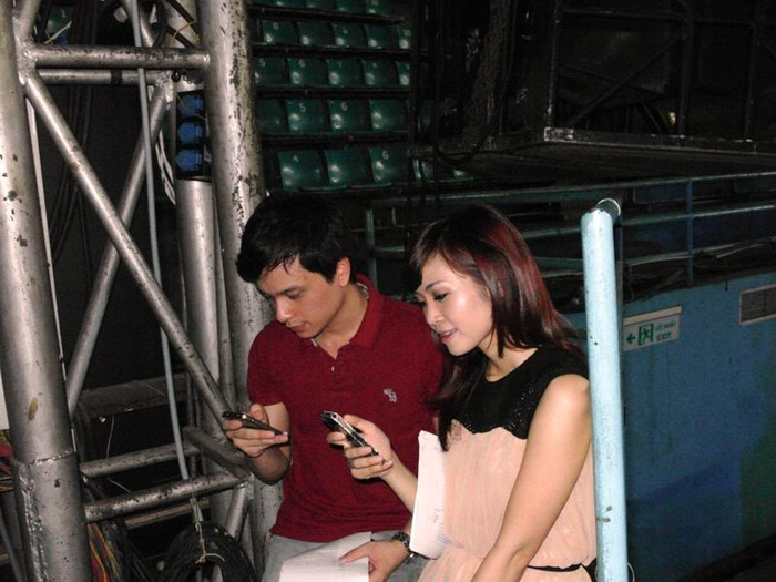 Và mỗi người một cái điện thoại, mải mê nhắn tin... Và mỗi người một cái điện thoại, mải mê nhắn tin...