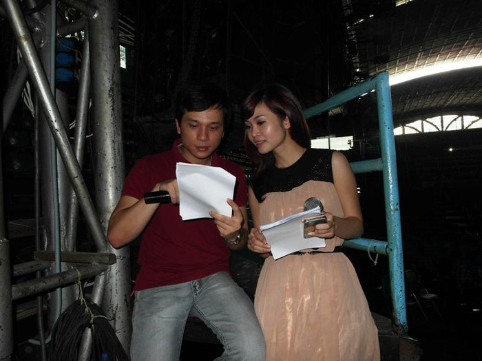 Trong buổi tổng dượt trưa nay (5/7), hai MC Danh Tùng, Thuỳ Linh cũng có mặt ở sân khấu Lan Anh (TP.HCM) để "ôn luyện" lại lần cuối, trước khi liveshow Bài hát yêu thích tháng 8 được trực tiếp trên sóng đài truyển hình VTV3. Trong buổi tổng dượt trưa nay (5/7), hai MC Danh Tùng, Thuỳ Linh cũng có mặt ở sân khấu Lan Anh (TP.HCM) để "ôn luyện" lại lần cuối, trước khi liveshow Bài hát yêu thích tháng 8 được trực tiếp trên sóng đài truyển hình VTV3.