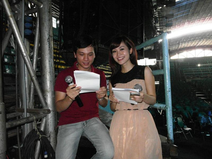 Và dành cho nhau những cử chỉ, ánh mắt rất tình tứ. Và dành cho nhau những cử chỉ, ánh mắt rất tình tứ.