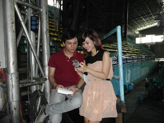 Thuỳ Linh không ngại cho Danh Tùng đọc một tin nhắn điện thoại. Thuỳ Linh không ngại cho Danh Tùng đọc một tin nhắn điện thoại.