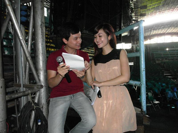 Trong buổi tập, gần như Danh Tùng và Thuỳ Linh không rời nhau nửa bước. Trong buổi tập, gần như Danh Tùng và Thuỳ Linh không rời nhau nửa bước.