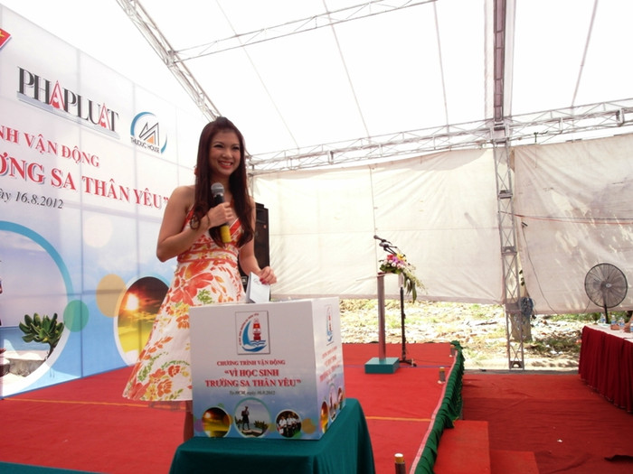 Ca sĩ Phạm Thanh Thảo đang làm nghĩa cử đẹp vì Trường Sa. Ca sĩ Phạm Thanh Thảo đang làm nghĩa cử đẹp vì Trường Sa.