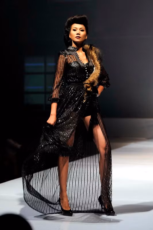 Thanh Hằng uyển chuyển trong từng bước chân, khó có người mẫu nào sánh kịp. Đôi chân dài 1,12cm của Thanh Hằng đã trở thành một "vũ khí" lợi hại, mỗi khi cô bước trên sàn catwalk.