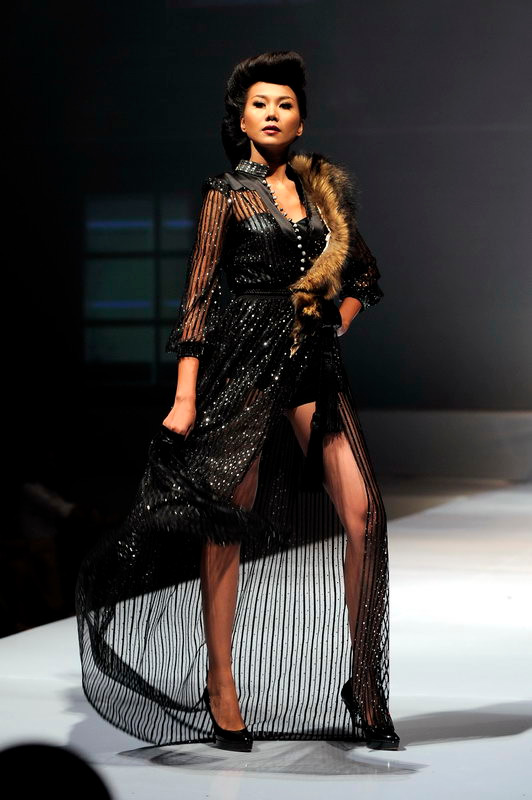 Thanh Hằng uyển chuyển trong từng bước chân, khó có người mẫu nào sánh kịp. Đôi chân dài 1,12cm của Thanh Hằng đã trở thành một "vũ khí" lợi hại, mỗi khi cô bước trên sàn catwalk. Thanh Hằng uyển chuyển trong từng bước chân, khó có người mẫu nào sánh kịp. Đôi chân dài 1,12cm của Thanh Hằng đã trở thành một "vũ khí" lợi hại, mỗi khi cô bước trên sàn catwalk.