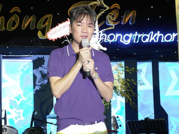 Sau đó, anh bước lên sân khấu, dạy cho các thành viên nhóm The Voice một bài học nghề nghiệp: "Khi bước chân vào nghệ thuật, các em đừng nghĩ ngay đến con số, cứ hết mình với nghề trước đã. Những con số tiền bạc thường làm cho người nghệ sĩ chai sạn cảm xúc. Không nên kén cá, chọn canh, nghĩ mình đã là sao, chỉ hát những chỗ có cát-xê cao. Là nghệ sĩ, ai mời là hát. Sau đó, anh bước lên sân khấu, dạy cho các thành viên nhóm The Voice một bài học nghề nghiệp: "Khi bước chân vào nghệ thuật, các em đừng nghĩ ngay đến con số, cứ hết mình với nghề trước đã. Những con số tiền bạc thường làm cho người nghệ sĩ chai sạn cảm xúc. Không nên kén cá, chọn canh, nghĩ mình đã là sao, chỉ hát những chỗ có cát-xê cao. Là nghệ sĩ, ai mời là hát.