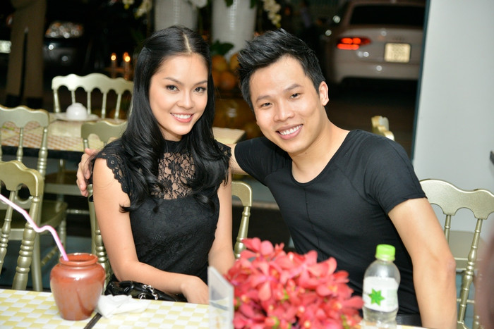 Sau khi chụp hình với Ngọc Trinh xong, Cẩm Lynh ngồi vào bàn của Vũ Khắc Tiệp. Ông bầu rất tình choàng vai người đẹp này, quên mất Ngọc Trinh. Sau khi chụp hình với Ngọc Trinh xong, Cẩm Lynh ngồi vào bàn của Vũ Khắc Tiệp. Ông bầu rất tình choàng vai người đẹp này, quên mất Ngọc Trinh.