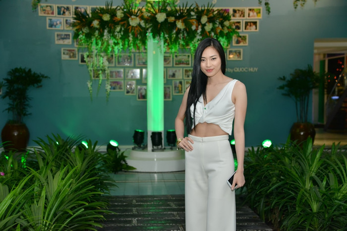 Eo thon trắng ngần, người đẹp thu hút mọi ánh nhìn... Eo thon trắng ngần, người đẹp thu hút mọi ánh nhìn...