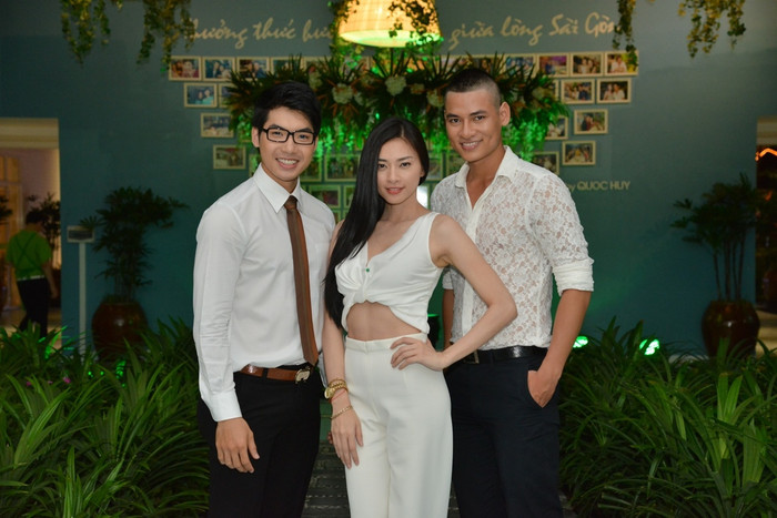 "Đả nữ" thật nữ tính bên hai chàng trai đẹp: Nam Thành (trái) và Khôi Nguyên. "Đả nữ" thật nữ tính bên hai chàng trai đẹp: Nam Thành (trái) và Khôi Nguyên.