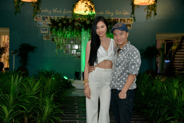 Chụp ảnh cùng nhà thiết kế Đỗ Mạnh Cường. Chụp ảnh cùng nhà thiết kế Đỗ Mạnh Cường.