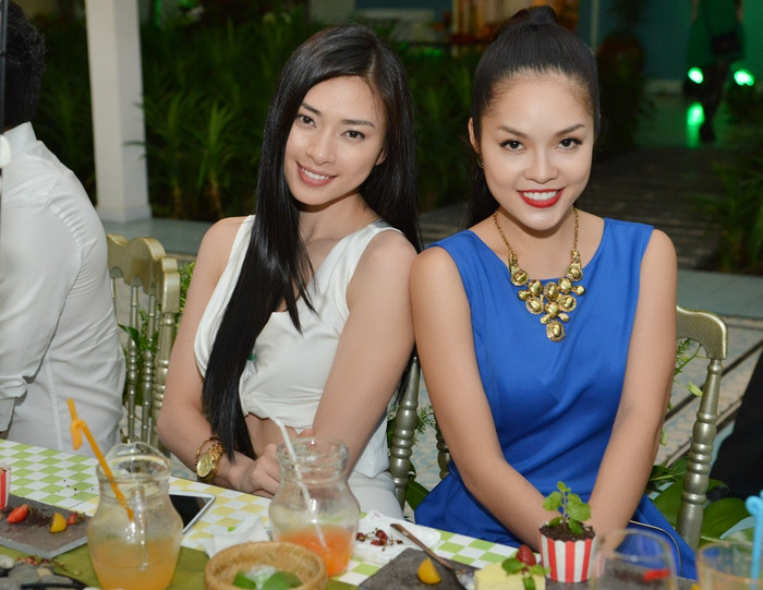 Sắc trắng của Ngô Thanh Vân nổi bật, thanh thoát bên sắc xanh của Dương Cẩm Lynh. Sắc trắng của Ngô Thanh Vân nổi bật, thanh thoát bên sắc xanh của Dương Cẩm Lynh.