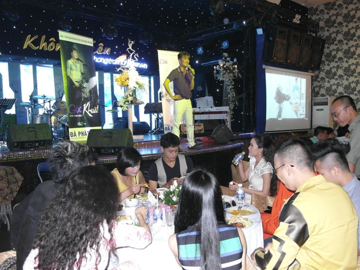 Các thành viên nhóm "chống" lại đội của Hồ Ngọc Hà tại sân chơi The Voice vừa ăn, vừa nghe "chủ soái" của mình hát. Các thành viên nhóm "chống" lại đội của Hồ Ngọc Hà tại sân chơi The Voice vừa ăn, vừa nghe "chủ soái" của mình hát.