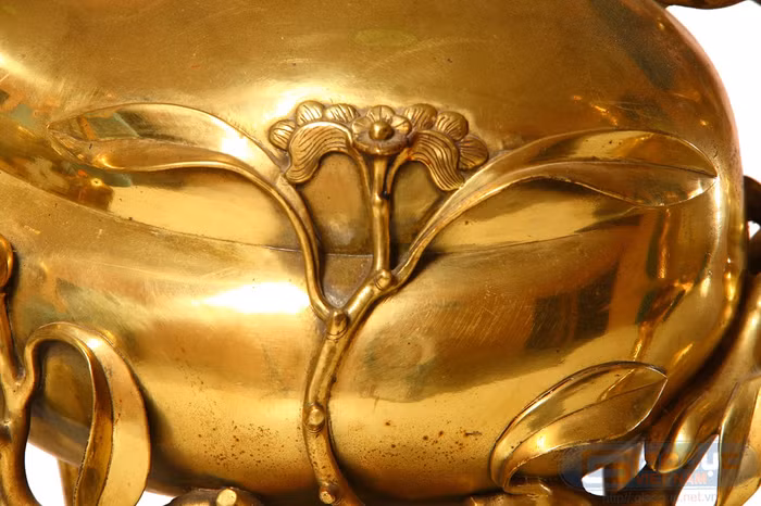 Cành đào đang trổ hoa điểm tô thân quả đào lớn. Cành đào đang trổ hoa điểm tô thân quả đào lớn.