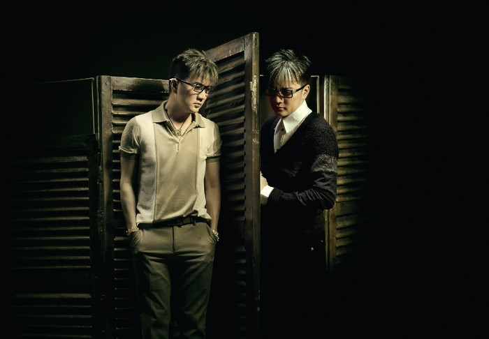 Một Mr Đàm trẻ trung và một Mr Đàm chững chạc, sâu lắng. Một Mr Đàm trẻ trung và một Mr Đàm chững chạc, sâu lắng.