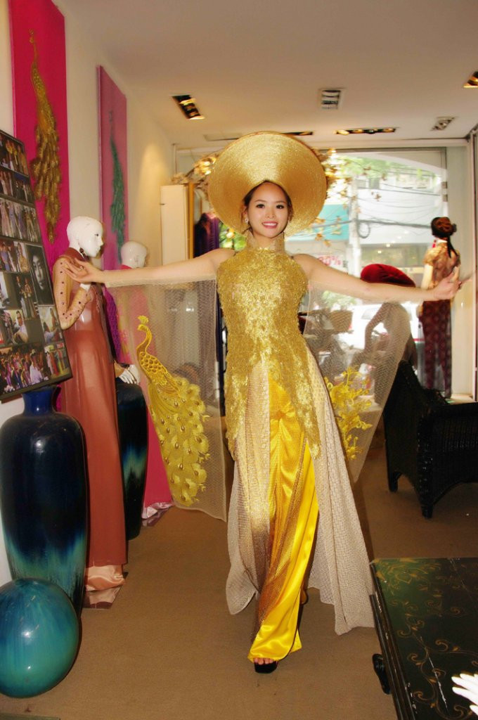 Nhà thiết kế lừng danh này đã rất vất vả, nghĩ ra nhiều mẫu áo dài mới lạ nhưng vẫn mang đậm nét dân tộc.