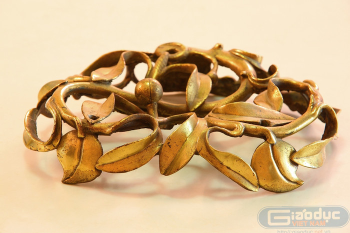 Cách chạm trổ rất tinh xảo đế bộ lư quả đào.