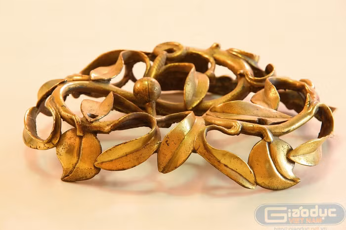 Cách chạm trổ rất tinh xảo đế bộ lư quả đào. Cách chạm trổ rất tinh xảo đế bộ lư quả đào.