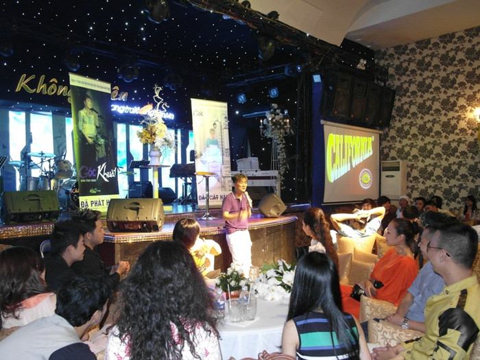 "Hôm nay, mọi người cứ ăn uống thoải mái, Hưng sẽ hát phục vụ mọi người. Tôi có khả năng bắt mọi người phải buông đũa nghe tôi hát, cho nên mọi người cứ thoải mái" - Đàm Vĩnh Hưng tự tin nói. "Hôm nay, mọi người cứ ăn uống thoải mái, Hưng sẽ hát phục vụ mọi người. Tôi có khả năng bắt mọi người phải buông đũa nghe tôi hát, cho nên mọi người cứ thoải mái" - Đàm Vĩnh Hưng tự tin nói.