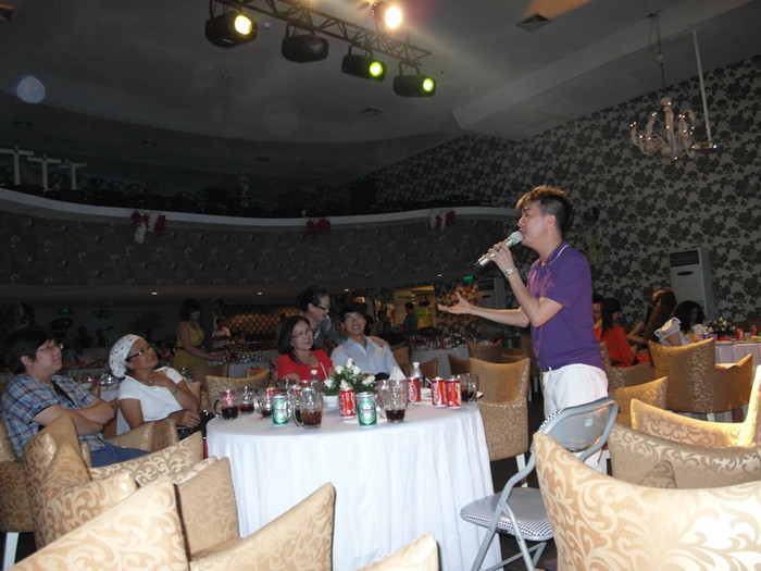 Mr Đàm bước xuống bên dưới. Anh hát khoảng 15 ca khúc, say sưa như đang diễn trước hàng ngàn khán giả. Có phóng viên còn đùa: "Nếu hát ở phòng trà, nãy giờ ông Đàm ẵm không dưới 80 triệu. Hôm nay vui quá, hào phóng giọng hát với mọi người đó". Mr Đàm bước xuống bên dưới. Anh hát khoảng 15 ca khúc, say sưa như đang diễn trước hàng ngàn khán giả. Có phóng viên còn đùa: "Nếu hát ở phòng trà, nãy giờ ông Đàm ẵm không dưới 80 triệu. Hôm nay vui quá, hào phóng giọng hát với mọi người đó".