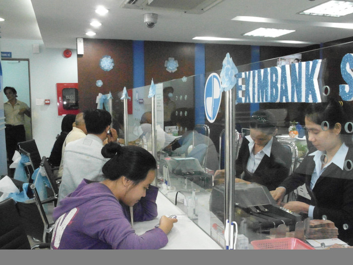Chi nhánh ngân hàng Eximbank tại số 66 Phó Đức Chính (TP.HCM) vẫn hoạt động bình thường trong chiều nay (21/8), trước tin bầu Kiên bị bắt… Bảo vệ chi nhánh ngân hàng Nguyễn Phú Hưng cho biết: “Sáng giờ không thấy hiện tượng nhiều người ùn ùn đến rút tiền như lời đồn đâu”. Chi nhánh ngân hàng Eximbank tại số 66 Phó Đức Chính (TP.HCM) vẫn hoạt động bình thường trong chiều nay (21/8), trước tin bầu Kiên bị bắt… Bảo vệ chi nhánh ngân hàng Nguyễn Phú Hưng cho biết: “Sáng giờ không thấy hiện tượng nhiều người ùn ùn đến rút tiền như lời đồn đâu”.