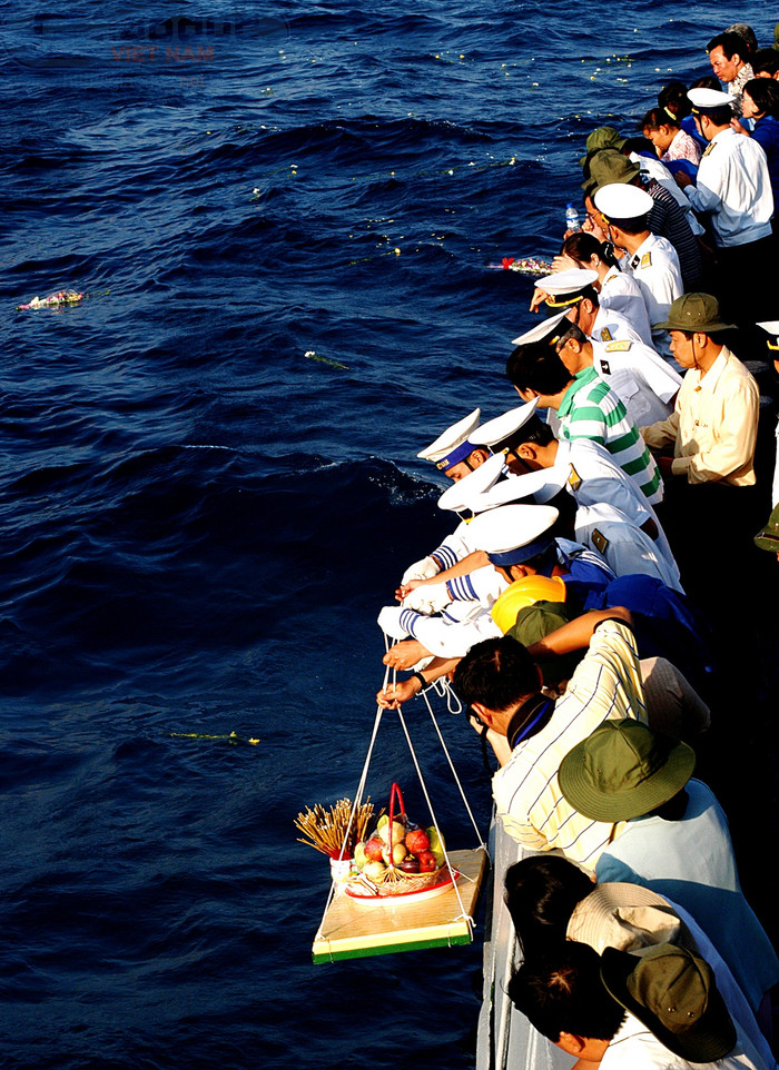 Bàn thờ được thả xuống biển sâu, nguyện cầu cho linh hồn các anh được yên nghỉ trong cõi vĩnh hằng. Bàn thờ được thả xuống biển sâu, nguyện cầu cho linh hồn các anh được yên nghỉ trong cõi vĩnh hằng.