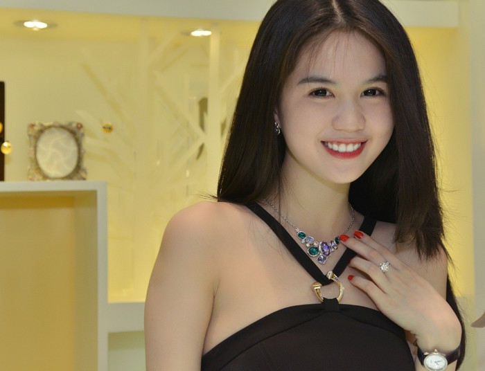 Cười tươi với món nữ trang đắt giá...