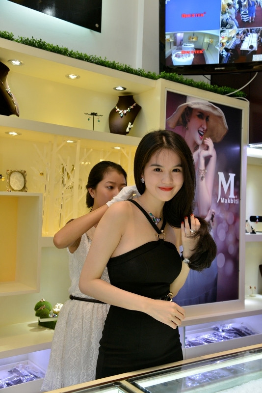Người đẹp đã nhờ nhân viên cho mình ướm thử một sợi dây chuyền đính ngọc bích.