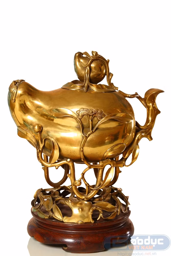 Hoàng Thái Hậu Từ Dũ tên thật là Phạm Thị Hằng sinh 19/5 năm Canh Ngọ (tức ngày 20/6/1810). Theo lịch sử, bà là một cô gái dân dã, không thuộc hoàng tộc, gốc ở Gò Công (Tiền Giang). Bà là vợ của vua Thiệu Trị và là mẹ của vị vua nổi tiếng giỏi văn, thơ, đức hạnh Tự Đức. Hoàng Thái Hậu Từ Dũ mất ngày 5/4 năm Nhâm Dần (tức ngày 12/51902), hưởng thọ 92 tuổi. Lúc sinh thời, bà là một người nhân hậu, tài đức, được nhân dân kính trọng. Hiện tại tên bà được đặt cho một bệnh viện phụ sản lớn tại TP.HCM. Vua Tự Đức đã cho thợ thủ công đúc bộ lư hình quả đào này để tặng mẹ, người ảnh hưởng lớn đến nhân cách của ông, lúc bà còn sống. Hoàng Thái Hậu Từ Dũ tên thật là Phạm Thị Hằng sinh 19/5 năm Canh Ngọ (tức ngày 20/6/1810). Theo lịch sử, bà là một cô gái dân dã, không thuộc hoàng tộc, gốc ở Gò Công (Tiền Giang). Bà là vợ của vua Thiệu Trị và là mẹ của vị vua nổi tiếng giỏi văn, thơ, đức hạnh Tự Đức. Hoàng Thái Hậu Từ Dũ mất ngày 5/4 năm Nhâm Dần (tức ngày 12/51902), hưởng thọ 92 tuổi. Lúc sinh thời, bà là một người nhân hậu, tài đức, được nhân dân kính trọng. Hiện tại tên bà được đặt cho một bệnh viện phụ sản lớn tại TP.HCM. Vua Tự Đức đã cho thợ thủ công đúc bộ lư hình quả đào này để tặng mẹ, người ảnh hưởng lớn đến nhân cách của ông, lúc bà còn sống.