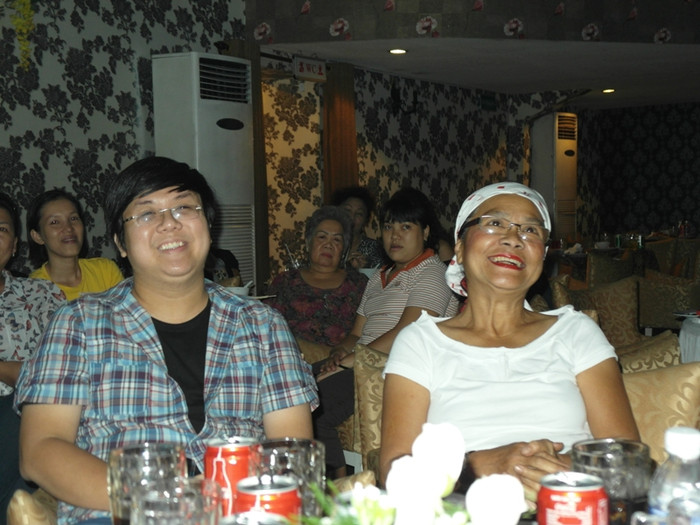 Diễn viên hài Gia Bảo và NSƯT Tú Trinh cười thích thú trước cách biểu diễn đúng chất nghệ sĩ của Mr Đàm. Diễn viên hài Gia Bảo và NSƯT Tú Trinh cười thích thú trước cách biểu diễn đúng chất nghệ sĩ của Mr Đàm.