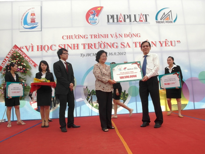 Ông Lê Chí Hiếu - Tổng giám đốc công ty Cổ phần phát triển nhà Thủ Đức (Thu Duc House) đang trao cho bà Trương Mỹ Hoa 109.590.000 đồng, đóng góp vào quỹ "Vì học sinh Trường Sa thân yêu". Ông Lê Chí Hiếu - Tổng giám đốc công ty Cổ phần phát triển nhà Thủ Đức (Thu Duc House) đang trao cho bà Trương Mỹ Hoa 109.590.000 đồng, đóng góp vào quỹ "Vì học sinh Trường Sa thân yêu".