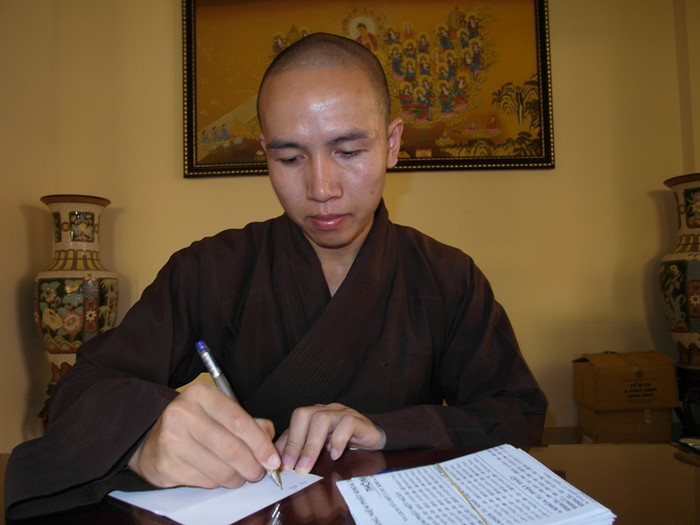 "Riêng những người đeo kính đen, xăm hình, có tướng bặm trợn trong những bức ảnh báo chí đăng tải, là họ tự ý đi theo và làm việc bảo vệ quá đáng một cách không cần thiết, gây bất bình trong xã hội, trái ngược với lý tưởng chuyến đi của thầy Mẫn" - Đại đức Thích Tâm Từ nói. "Riêng những người đeo kính đen, xăm hình, có tướng bặm trợn trong những bức ảnh báo chí đăng tải, là họ tự ý đi theo và làm việc bảo vệ quá đáng một cách không cần thiết, gây bất bình trong xã hội, trái ngược với lý tưởng chuyến đi của thầy Mẫn" - Đại đức Thích Tâm Từ nói.