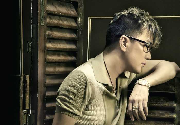 Dư âm thành công của liveshow Số phận chưa dứt, Mr Đàm đã tung ra ngay album Góc khuất,nhắm vào đối tượng khán giả teen. Có thể thấy rõ tham vọng “bành trướng” của Mr Đàm: Thâu tóm mọi tầng lớp khán giả, từ già, trẻ, bé lớn. Dư âm thành công của liveshow Số phận chưa dứt, Mr Đàm đã tung ra ngay album Góc khuất,nhắm vào đối tượng khán giả teen. Có thể thấy rõ tham vọng “bành trướng” của Mr Đàm: Thâu tóm mọi tầng lớp khán giả, từ già, trẻ, bé lớn.