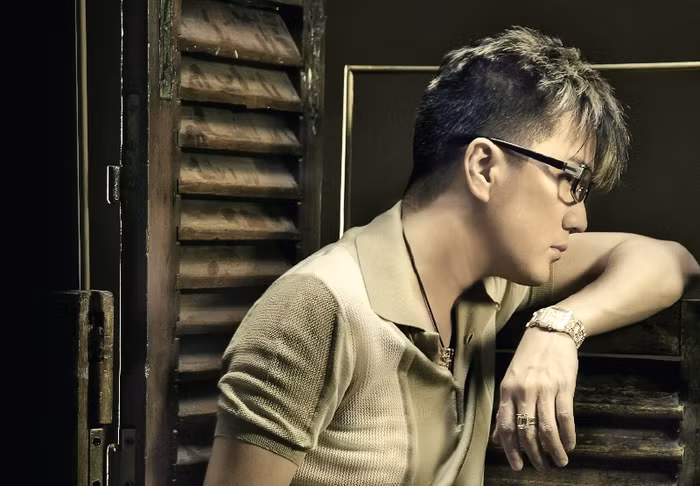 Dư âm thành công của liveshow Số phận chưa dứt, Mr Đàm đã tung ra ngay album Góc khuất,nhắm vào đối tượng khán giả teen. Có thể thấy rõ tham vọng “bành trướng” của Mr Đàm: Thâu tóm mọi tầng lớp khán giả, từ già, trẻ, bé lớn.