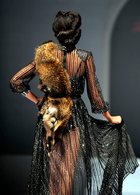 Từng cái lắc hông, vẫy tay của Thanh Hằng đều có một tác dụng riêng.... Từng cái lắc hông, vẫy tay của Thanh Hằng đều có một tác dụng riêng....