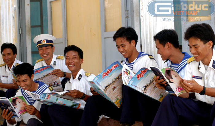 Cười tươi trước những thông tin phát triển của đất nước qua những tờ báo từ đất liền gửi ra.