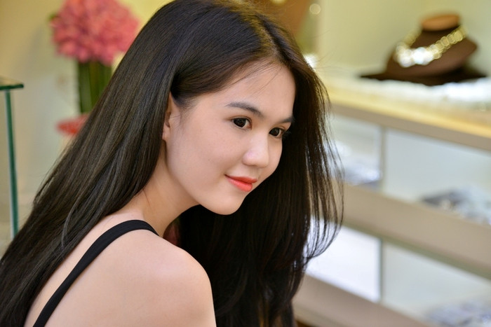 Thời gian qua, Ngọc Trinh vướng phải những thị phi không hay về mình và cô đã từng doạ kiện 2 trang tin có những thông tin sai lệch.