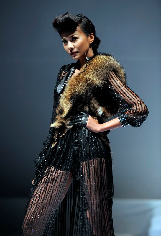 Một lần nữa, Thanh Hằng đã chứng minh: Ngôi vị được khán giả phong tặng "Nữ hoàng catwalk" cho cô khó lung lay. Một lần nữa, Thanh Hằng đã chứng minh: Ngôi vị được khán giả phong tặng "Nữ hoàng catwalk" cho cô khó lung lay.