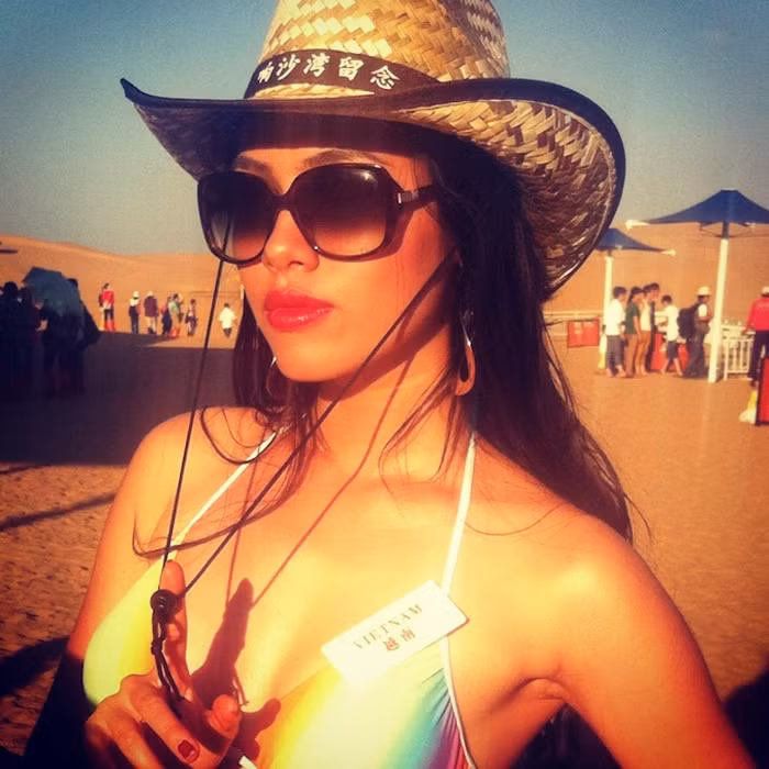 Hoàng My cho biết: "Đây là lần đầu tiên tôi được đứng trên sa mạc. Tôi không thể tượng tượng trên một vùng đất chỉ toàn cát thế này, người ta có thể xây dựng được cơ sở hạ tầng, trồng trọt và chăn nuôi. Thật thú vị!".