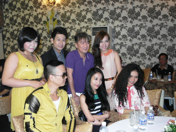 Mr Đàm đứng ngay bàn của "phe" mình rất lâu. Mr Đàm đứng ngay bàn của "phe" mình rất lâu.