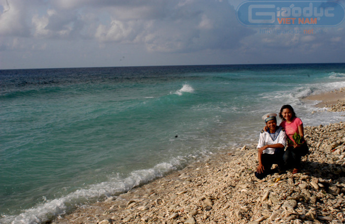 Biển một bên và em một bên…