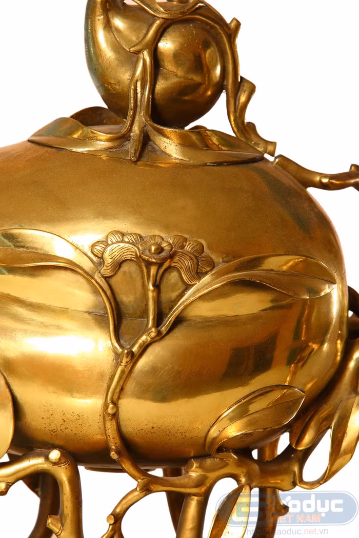 Thợ thủ công đã cố ý tạo dựng hai trạng thái trên cành đào: Cành gân guốc đối nghịch hoa, lá mềm mại… Thợ thủ công đã cố ý tạo dựng hai trạng thái trên cành đào: Cành gân guốc đối nghịch hoa, lá mềm mại…